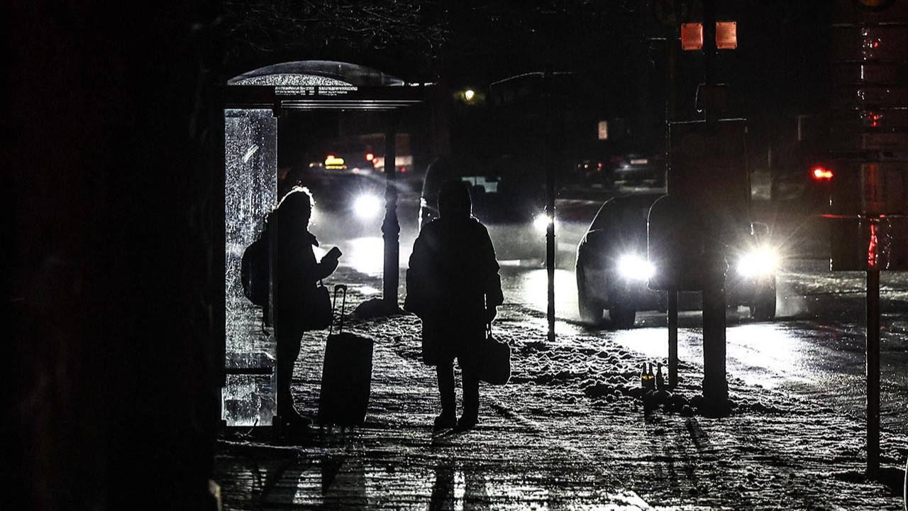 Almanya'nın kalbi karanlığa gömüldü: 4 gün eğitime ara verildi
