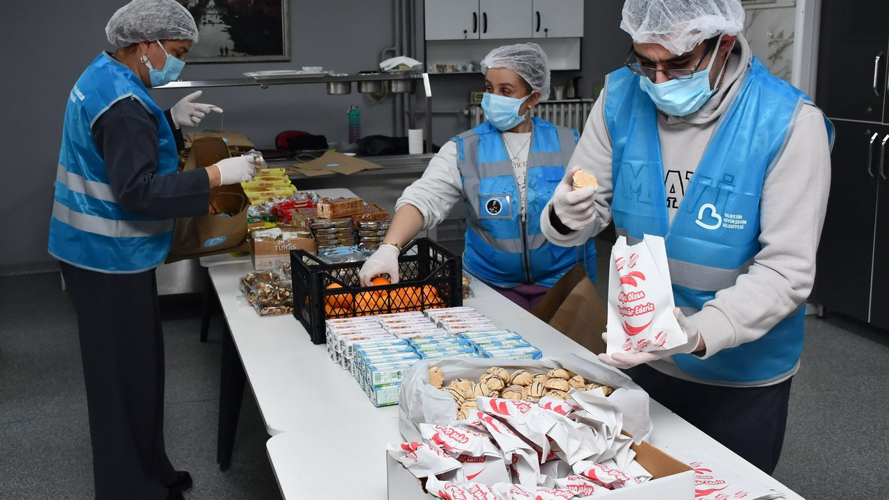 Balıkesir Büyükşehir’in beslenme paketi desteği aileleri de öğrencileri de sevindiriyor