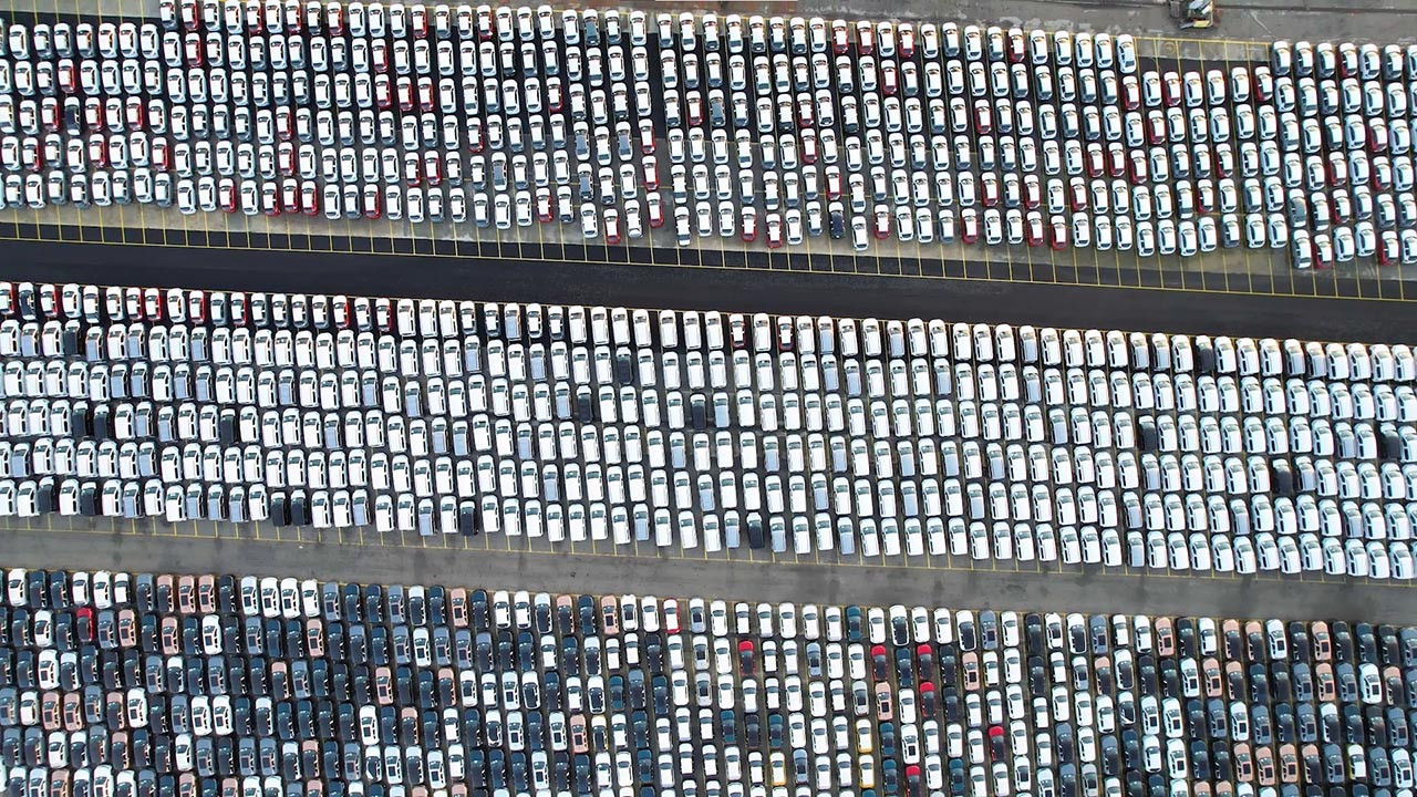 İstanbul'a dev sevkiyat: Haydarpaşa Limanı ithal otomobillerle doldu