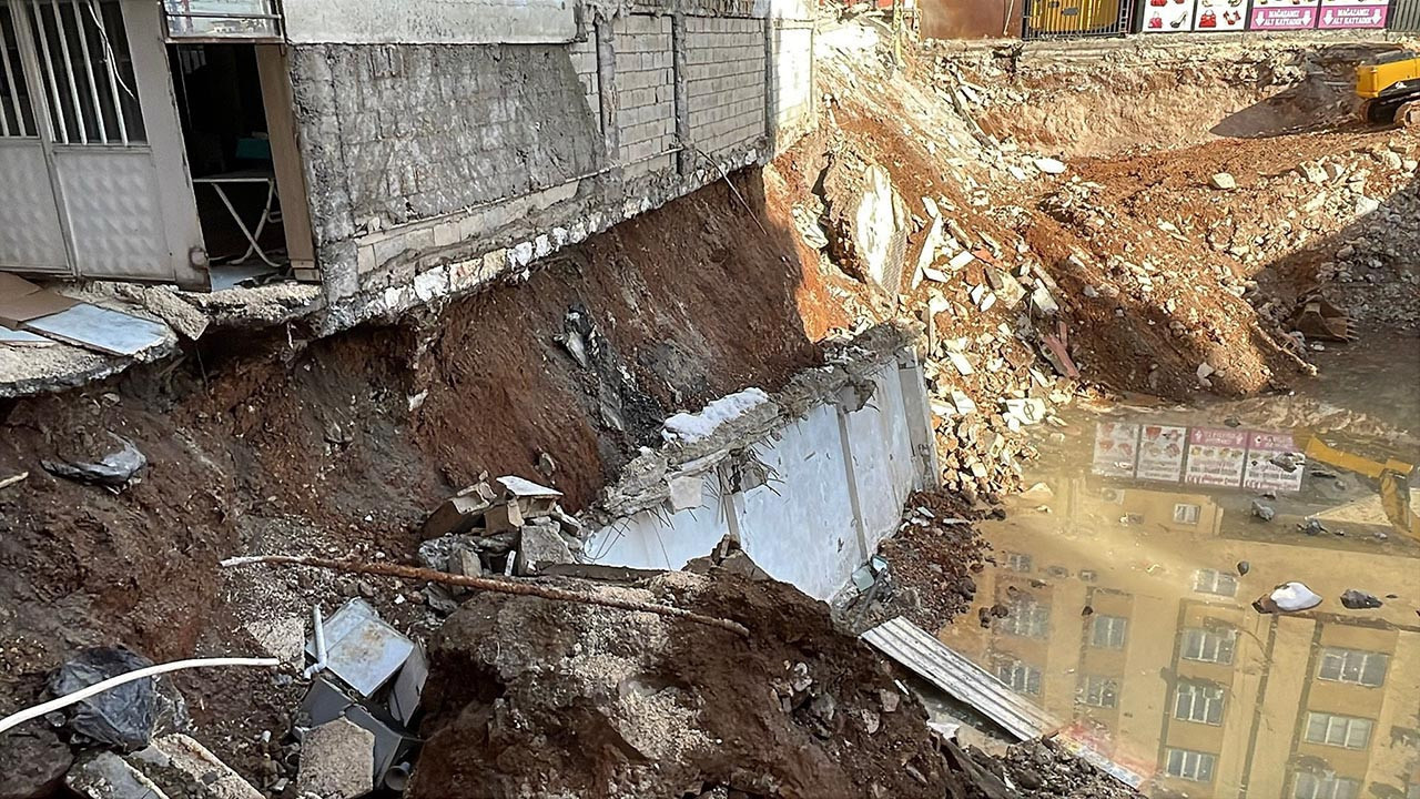 Temel kazısı kabusa dönüştü; 150 kişi tahliye edildi