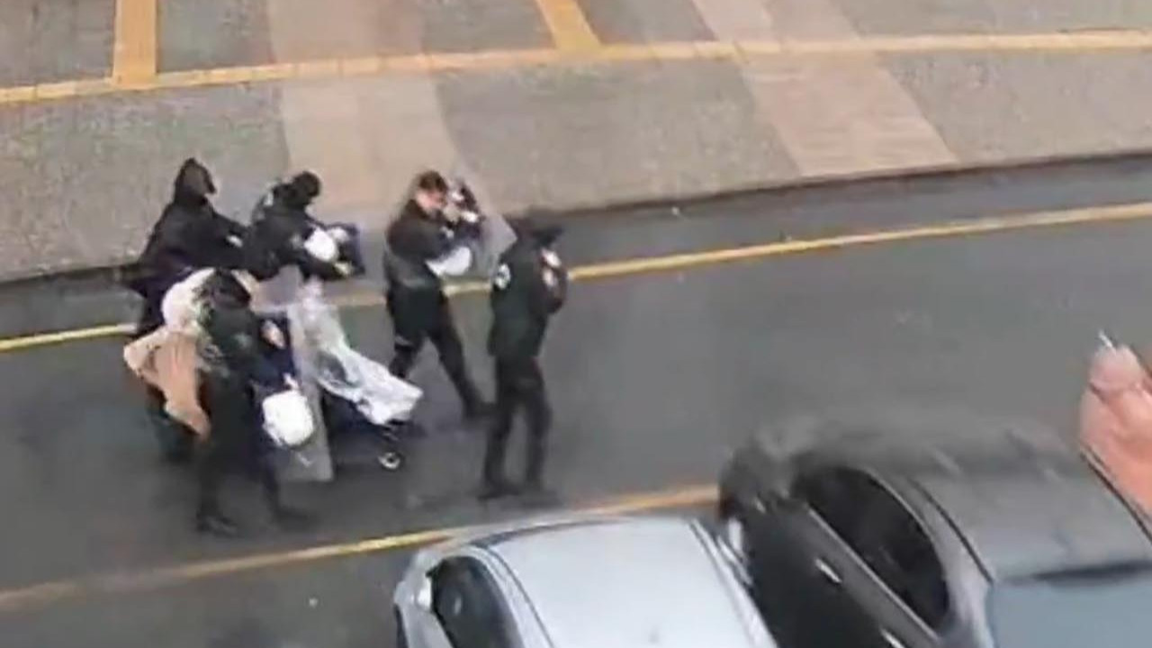 Anne ve bebeği fırtınadan polis kalkanı kurtardı