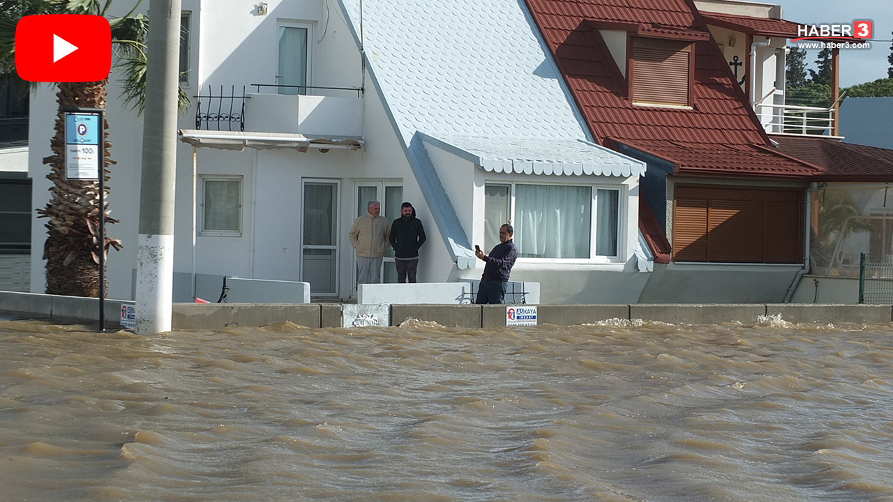 Lodos fırtınasında deniz kabardı, dev dalgalar evleri sular altında bıraktı