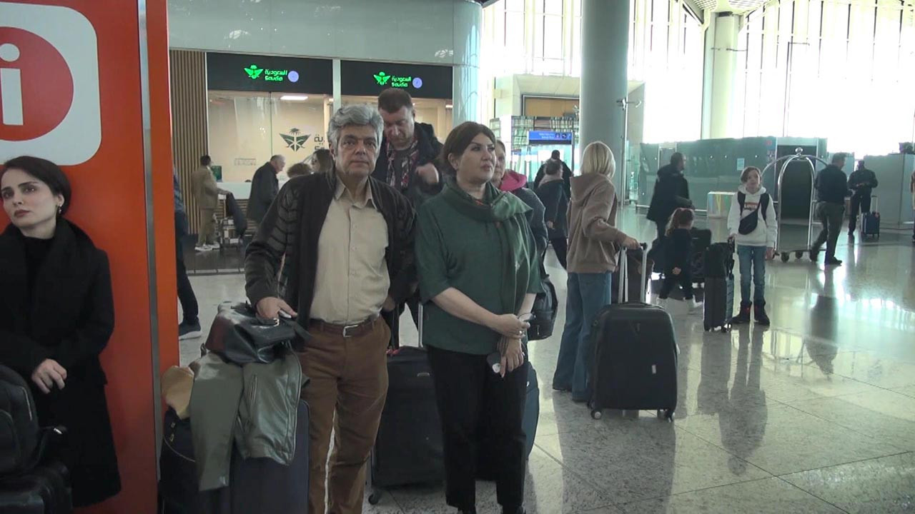 Onlarca yolcu İstanbul Havalimanı'nda mahsur kaldı: ''Yakınlarımıza ulaşamıyoruz''