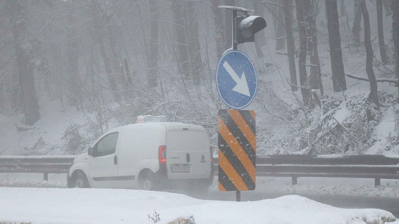 Bolu Dağı'nda sis ve kar yağışı başladı, görüş mesafesi düştü!