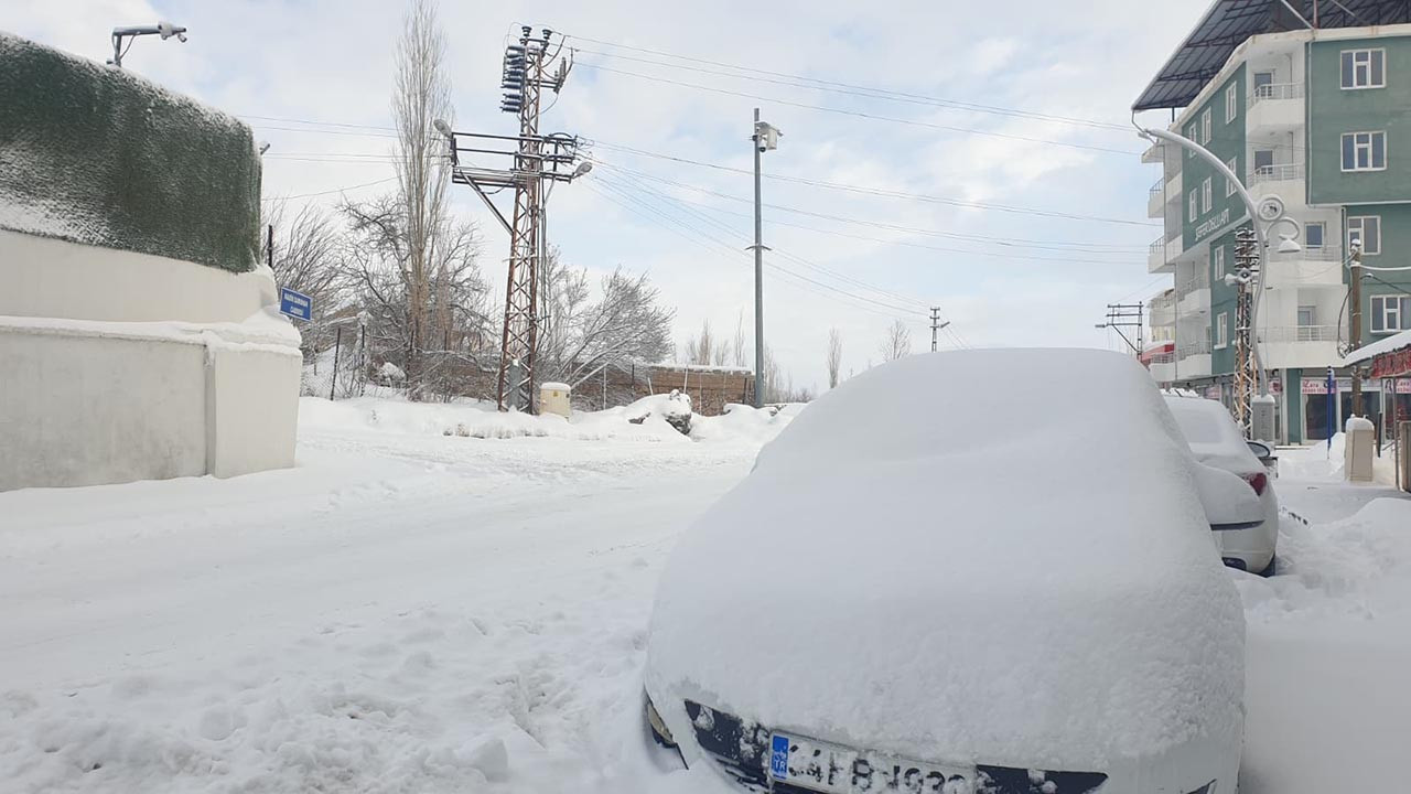 Bir şehir kara teslim: Yüzlerce yerleşim yeriyle b…