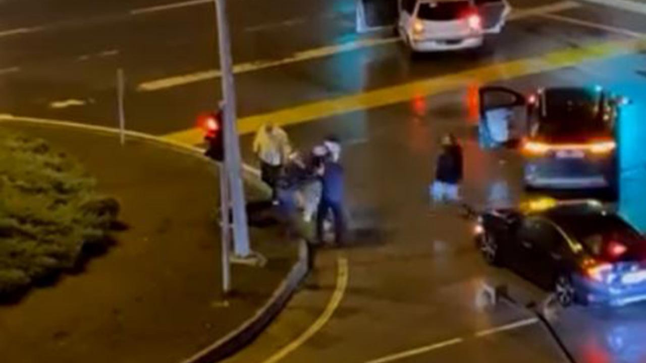 Trafik kazasına karışan sürücüye dehşeti yaşattılar!