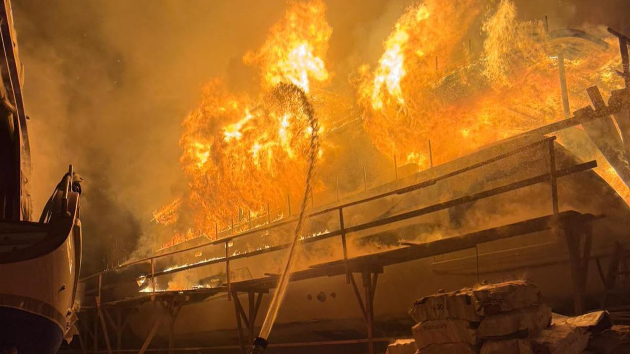Fethiye'de tekne yangını: Alevler geceyi gündüze çevirdi