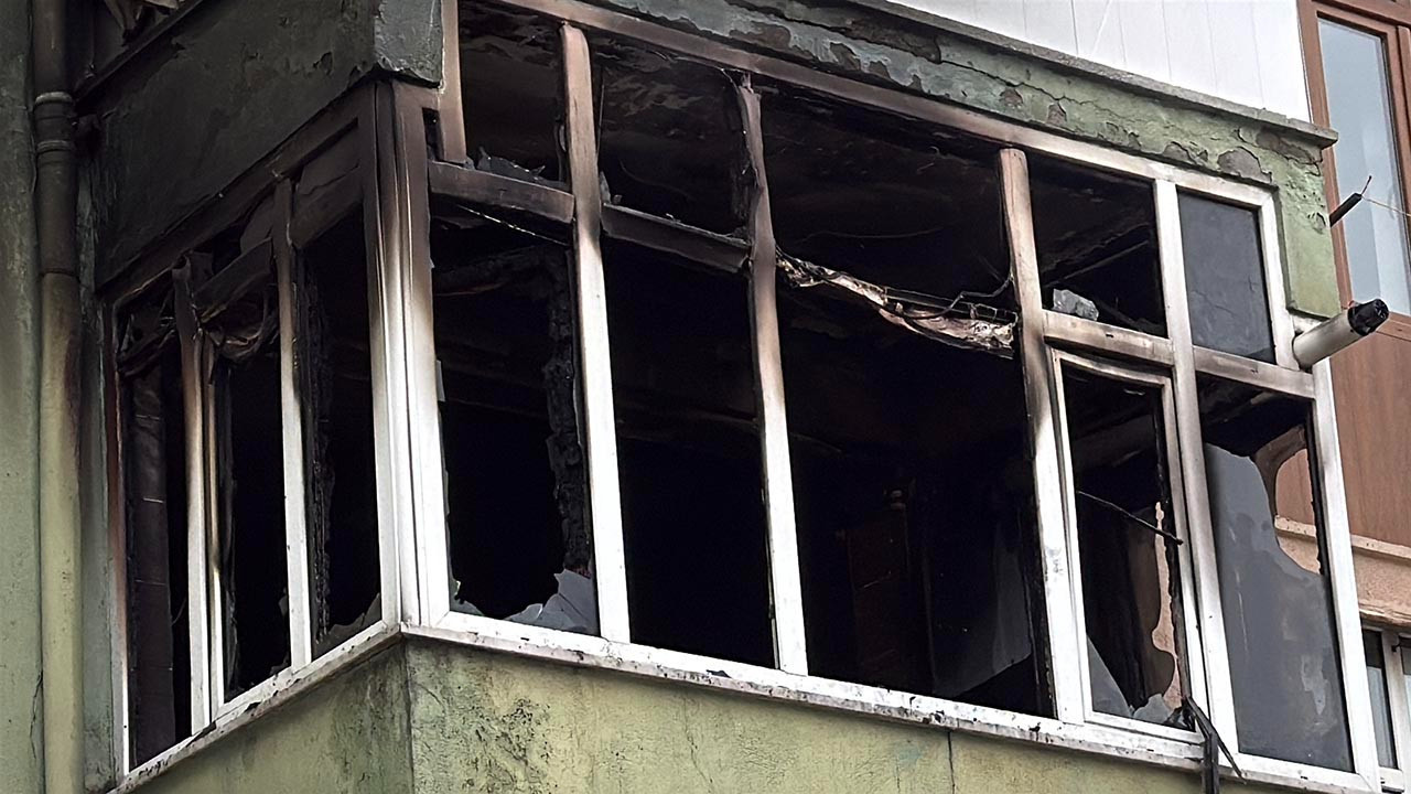 Beş katlı apartmanda korkutan yangın: 8 kişi mahsur kaldı