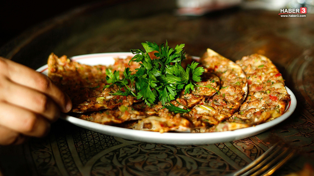 Türkiye'nin eşsiz lezzeti lahmacun da artık zengin yemeği oldu; artık evde yapmak bile pahalı