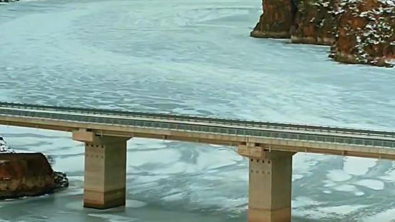 Türkiye'nin gürül gürül akan nehri tamamen buz tuttu!