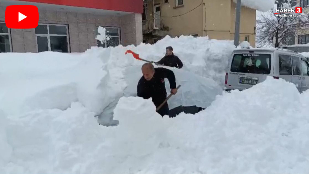 Kar fırtınası bir ilimizi daha yuttu: Her yer karlar altında, vatandaş elinde kürekle sokakta