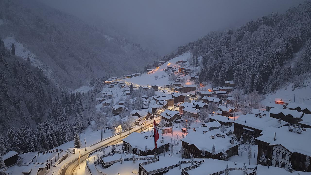 Karadeniz'in turizm cenneti kar yağışıyla masal diyarına döndü