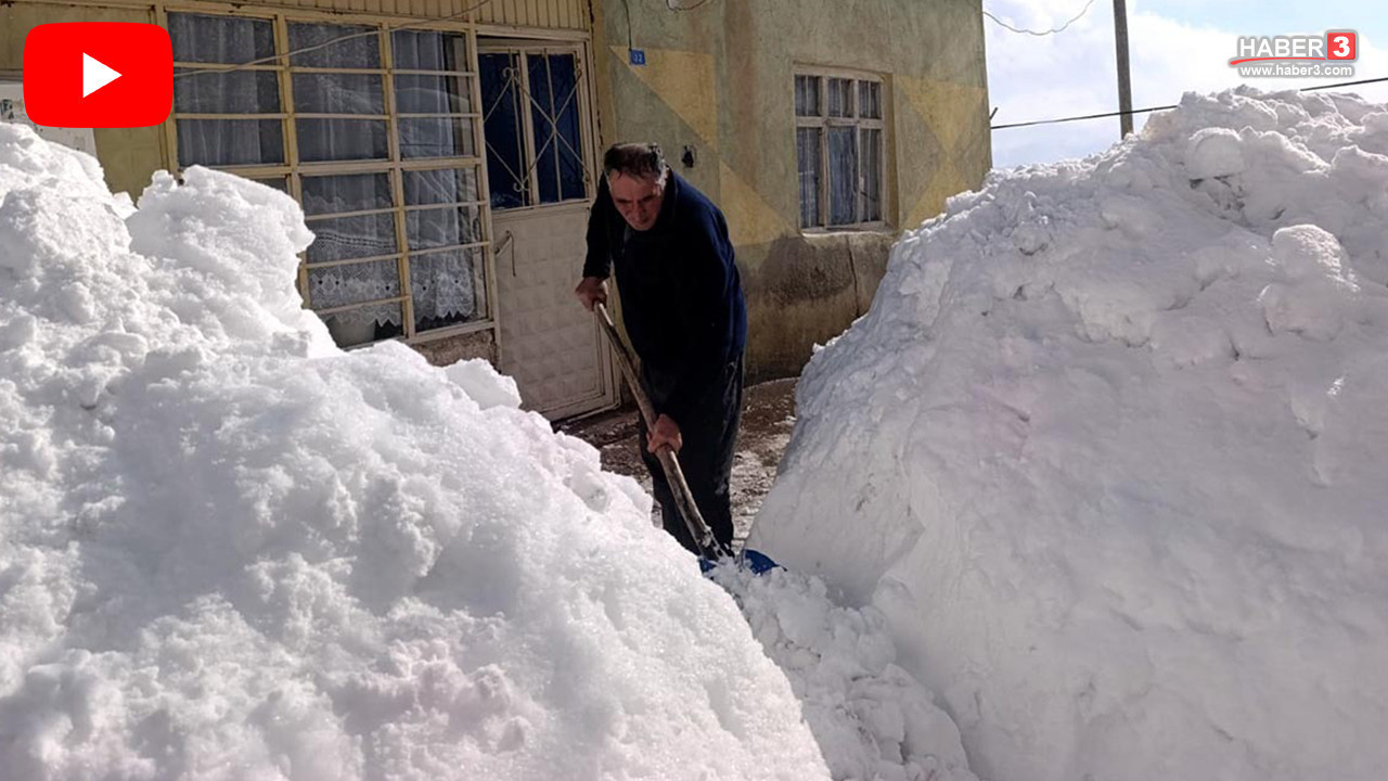 Kar kalınlığı insan boyunu aştı: Küreklerle yol açarak evlerine gidiyorlar
