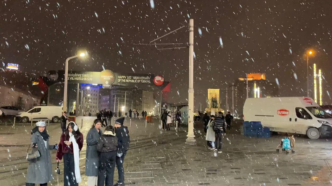 İstanbul'da kar yağışı bastırdı; sokaklar beyaz örtüyle kaplandı