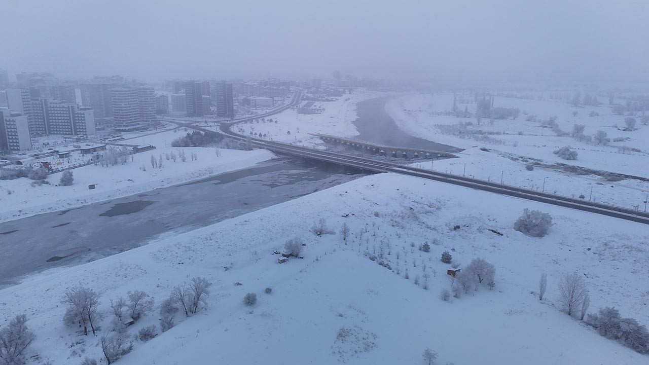 Bir şehir buz kesti, her şey dondu! Yakutistan'ı aratmayan görüntüler