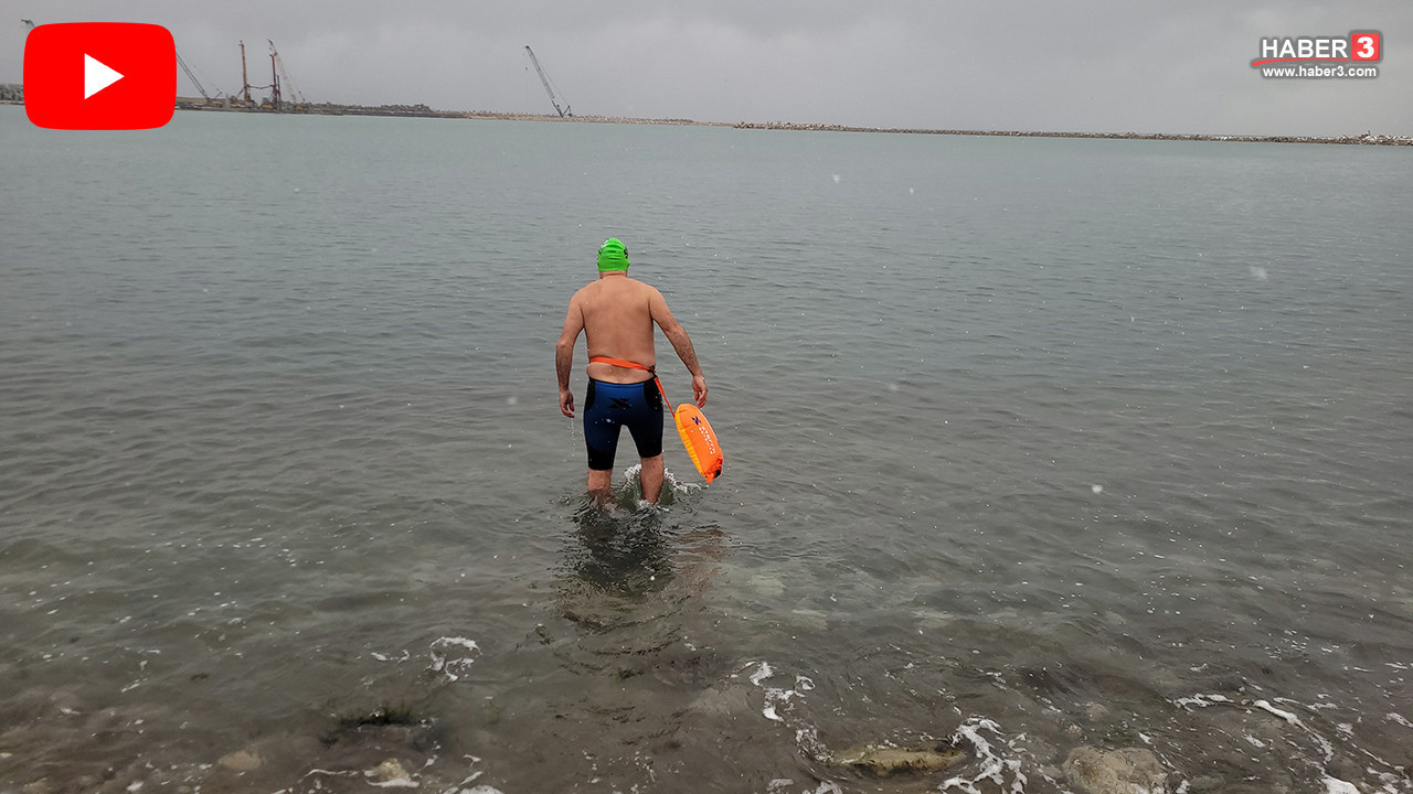 Soğuğa aldırış etmedi; karlar altında, buz gibi denize girdi...