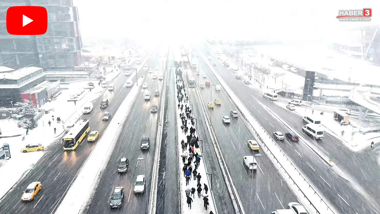 İstanbul karlar altında; yola çıkan yolda kaldı! Yayalar yürümekte zorlandı