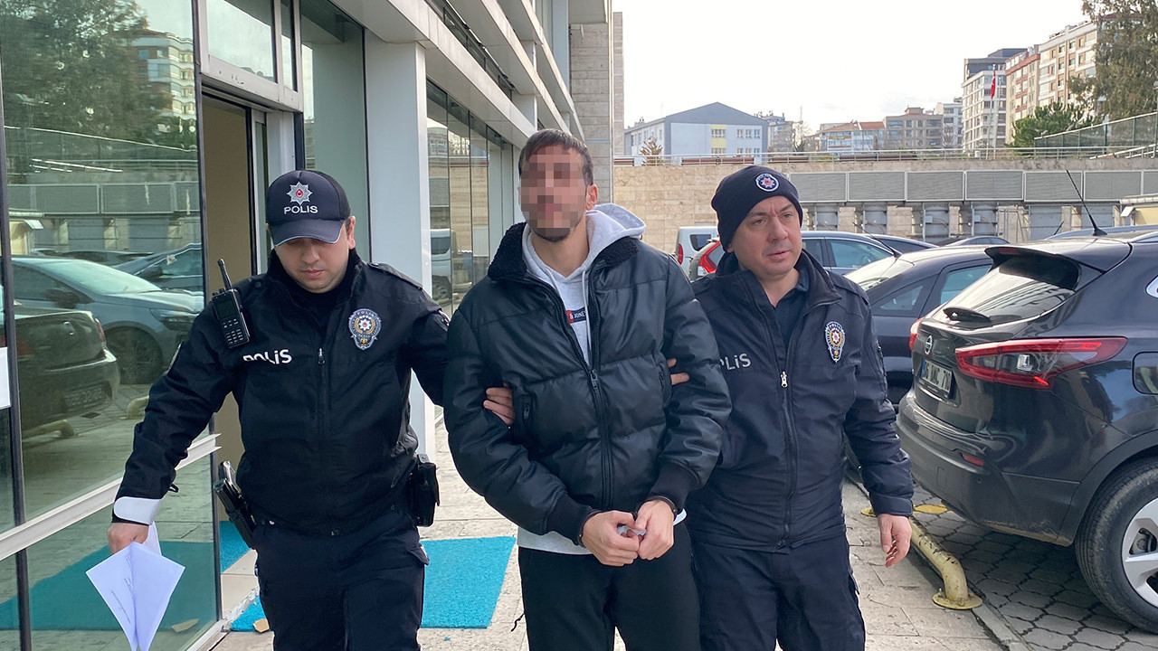 Otobüste ''ters baktınız'' deyip, 2 kişinin boğazına bıçak dayadı!