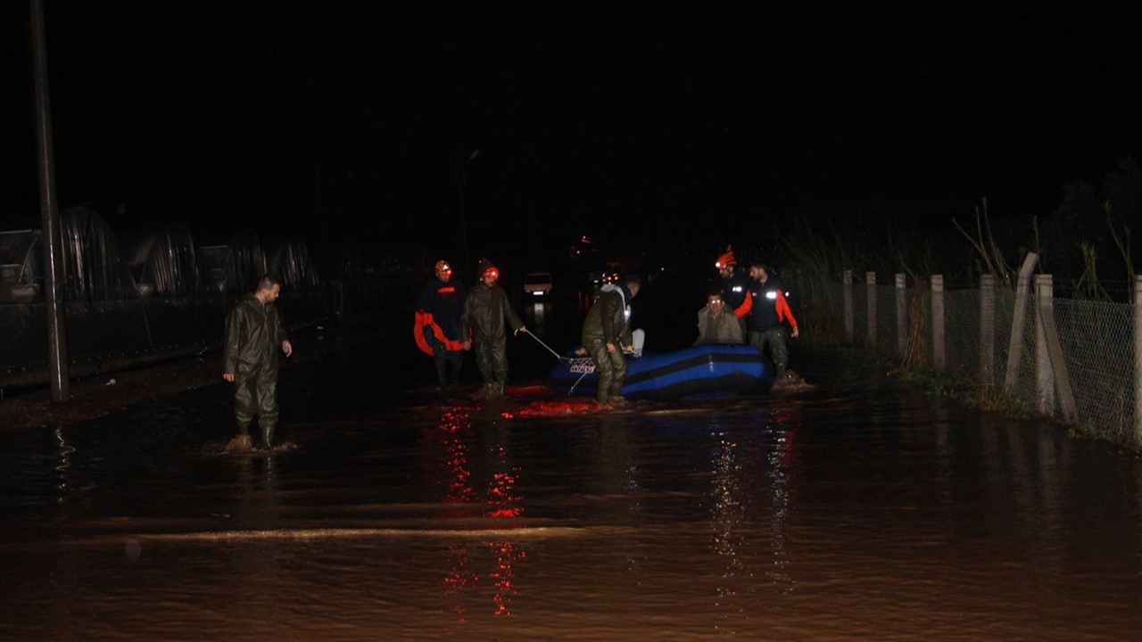 Turizm başkentimizi sağanaklar vurdu; mahsur kalan vatandaşlar botlarla kurtarıldı