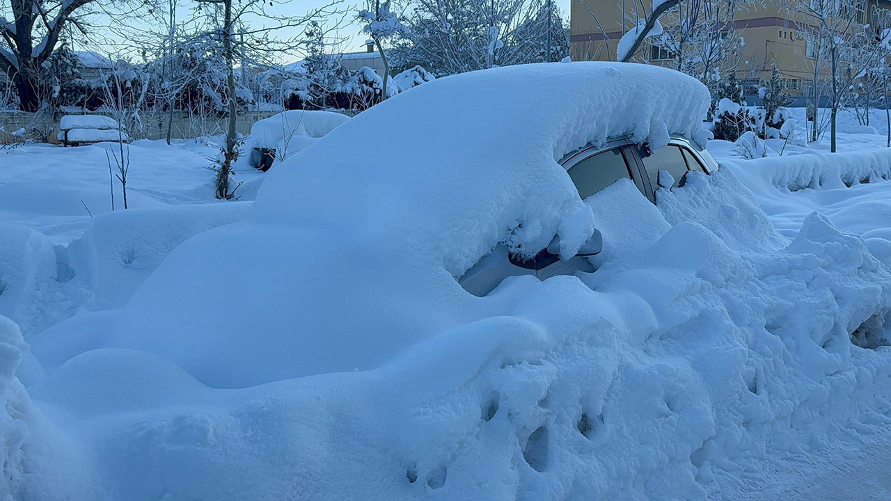 Türkiye'nin 20 gündür aralıksız kar yağan buzşehrine çığ düştü: Arabalar karların altında yok oldu