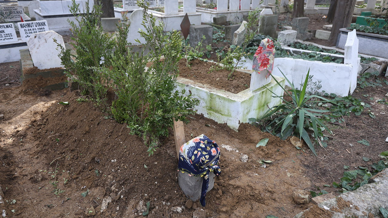 Üç yıl önce yaşanan asrın felaketinde kaybolan kız kardeşini kimsesizler mezarlığında buldu