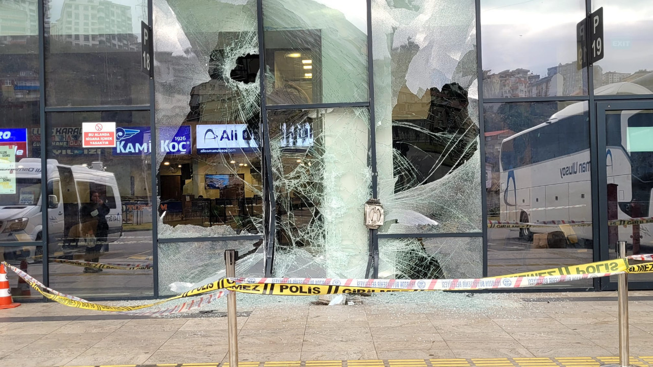 Otogarda korkunç kaza: Çocuğa çarpıp terminal binasına daldı