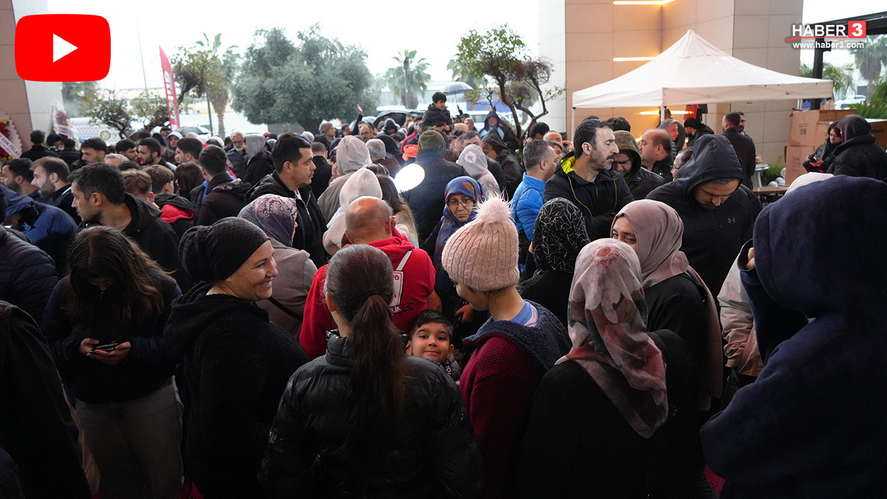 İndirimi duyan koştu... Sağanak yağış altında geceden sabaha saatlerce beklediler!