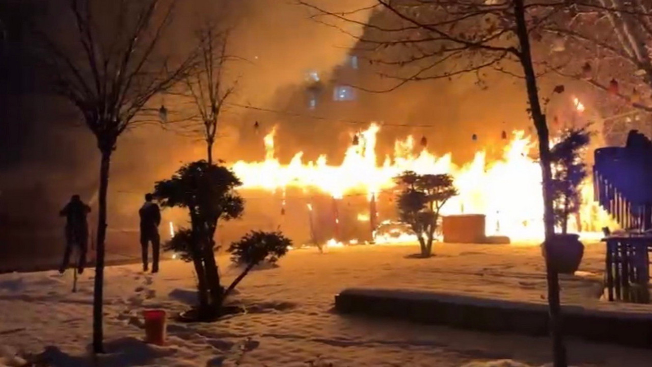 Kafede yangın kabusu: Müşteriler son anda kurtuldu