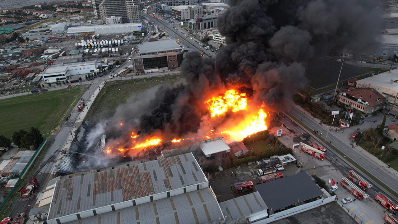 İstanbul'da büyük yangın... Kara dumanlar ve alevler gökyüzünü kapladı