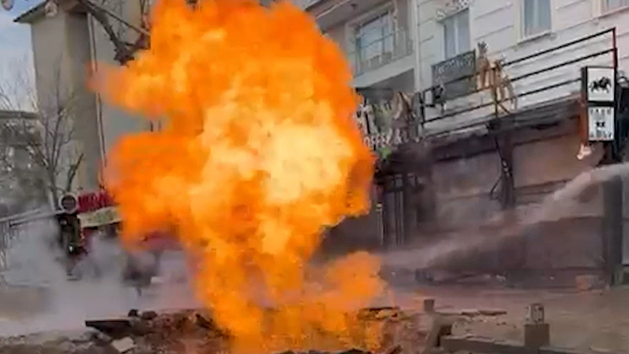 Mahallede doğal gaz boru hattı patladı, alevler metrelerce yükseldi