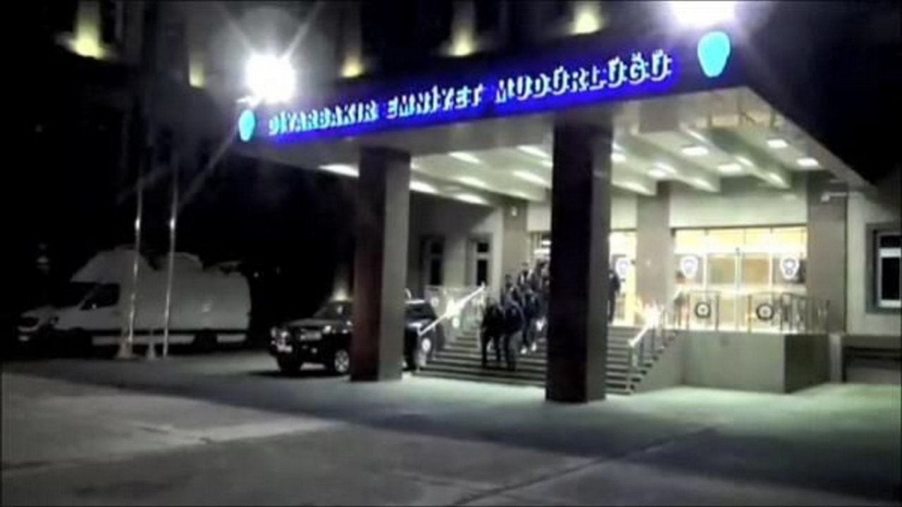 Diyarbakır'da İl Emniyet Müdürlüğü'ne el yapımı patlayıcı atıldı