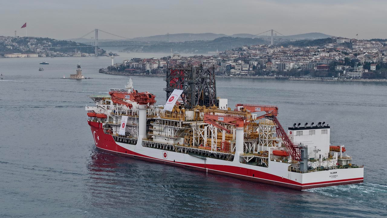 Türkiye'nin enerji filosunun yeni üyesi ''Yıldırım'', İstanbul Boğazı'ndan geçti