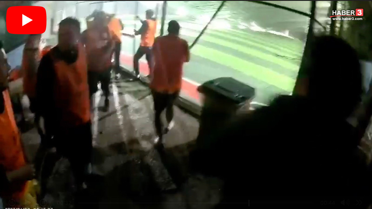 Halı sahanın çatısı çöktü, sahadaki vatandaşlar canını zor kurtardı