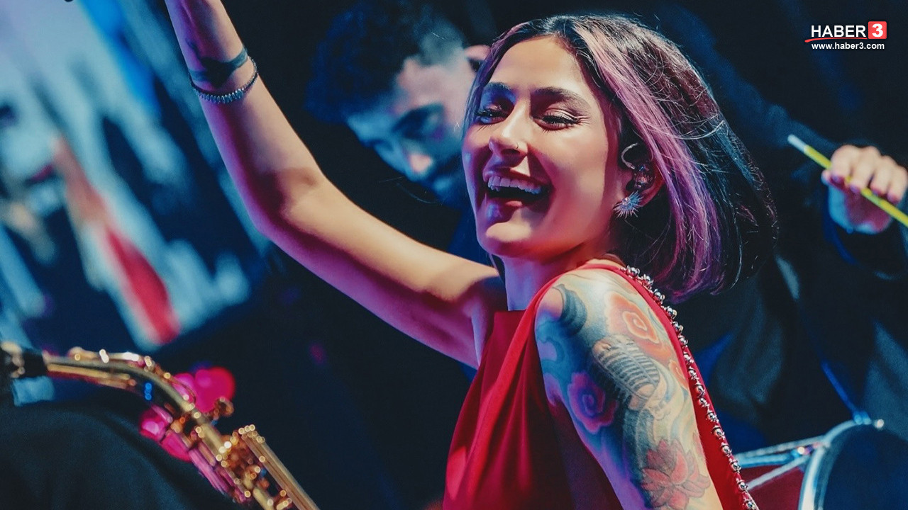 Sahnelerin güzel şarkıcısı Melek Mosso konser sırasında bir anda fenalaştı