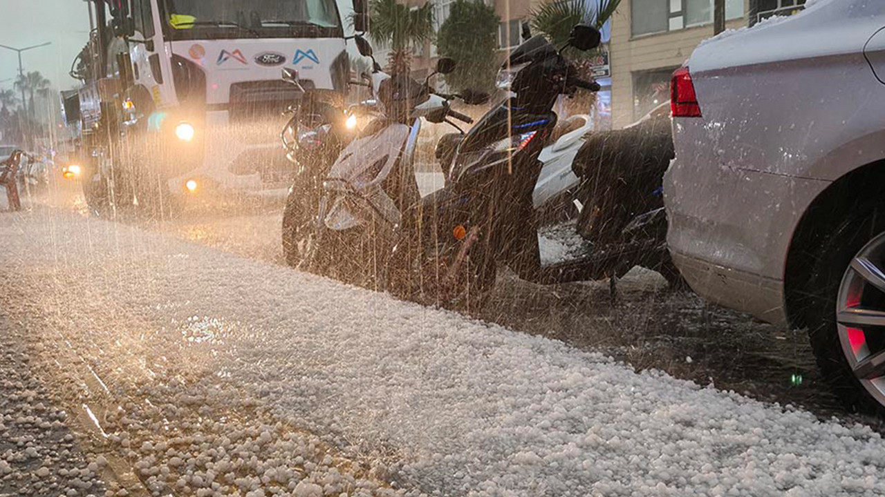 Dolu yağışı felakete dönüştü: Araçlar ve tarım alanları zarar gördü