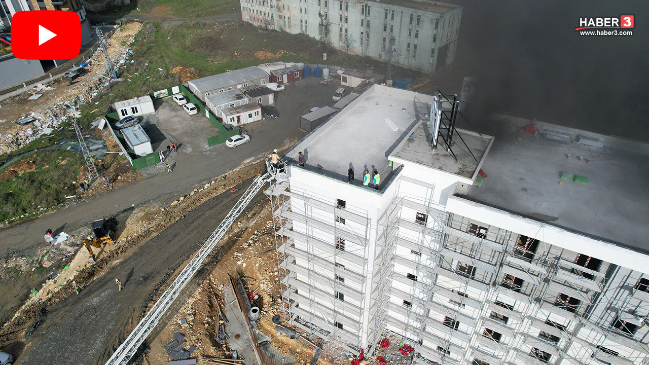 İstanbul'da korkutan yangın... Şantiyedeki işçiler sığındıkları çatıda mahsur kaldı