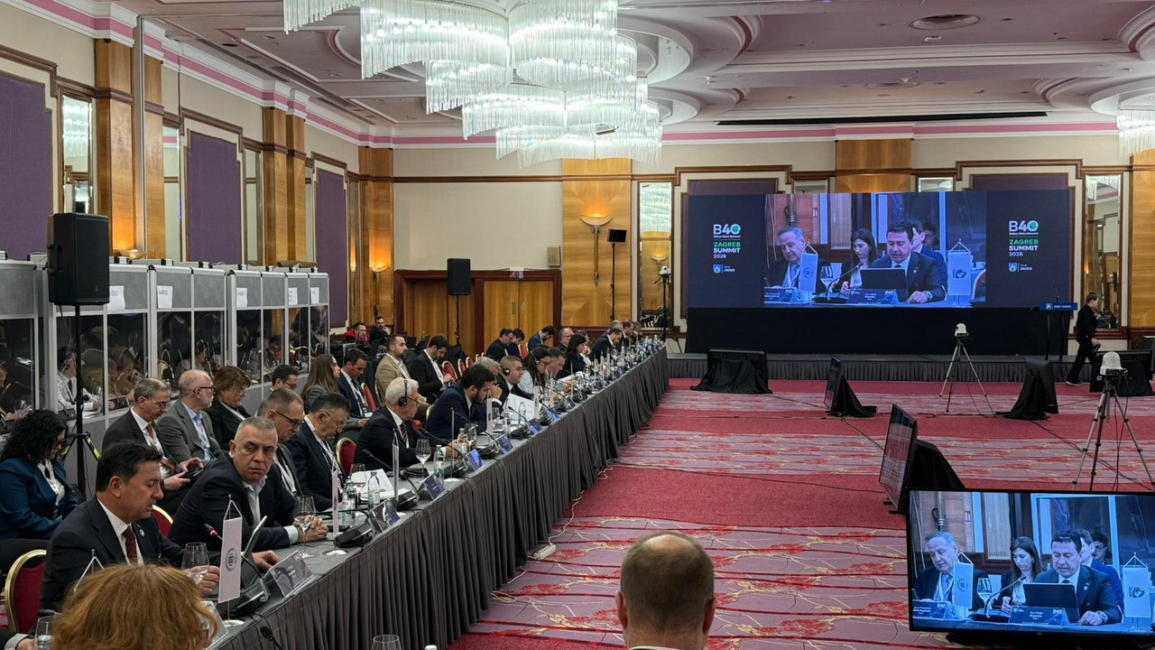 Muğla Büyükşehir Belediye Başkanı Aras B40 Zirvesi’nde Kültür, Turizm ve Yerel Demokrasiyi Anlattı