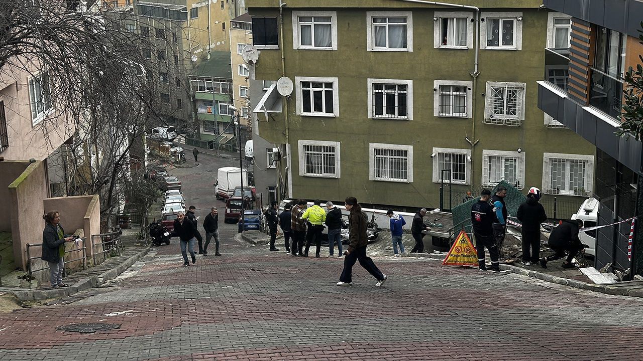 İstanbul'da doğal gaz kutusuna çarpan otomobil takla attı, mahalleli bir faciadan döndü