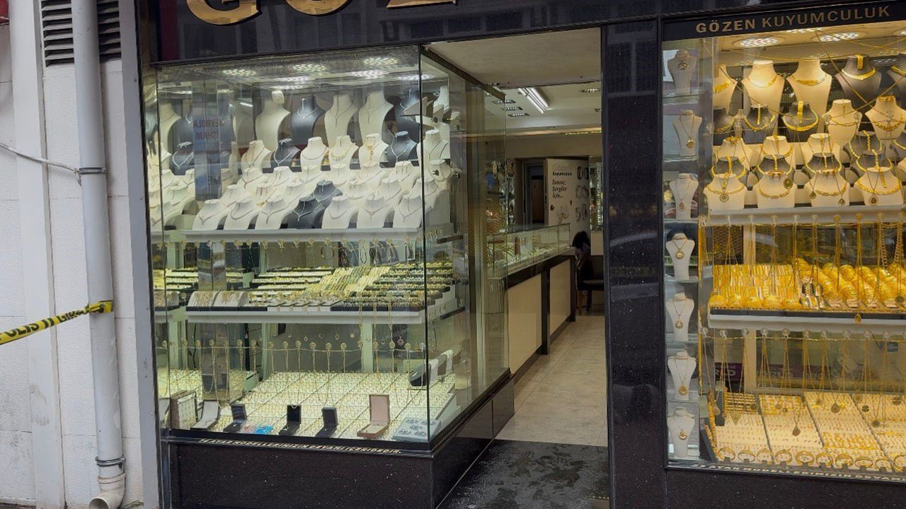 Kuyumcuda silahlı soygun anı kamerada; meğer ilk gelişi değilmiş