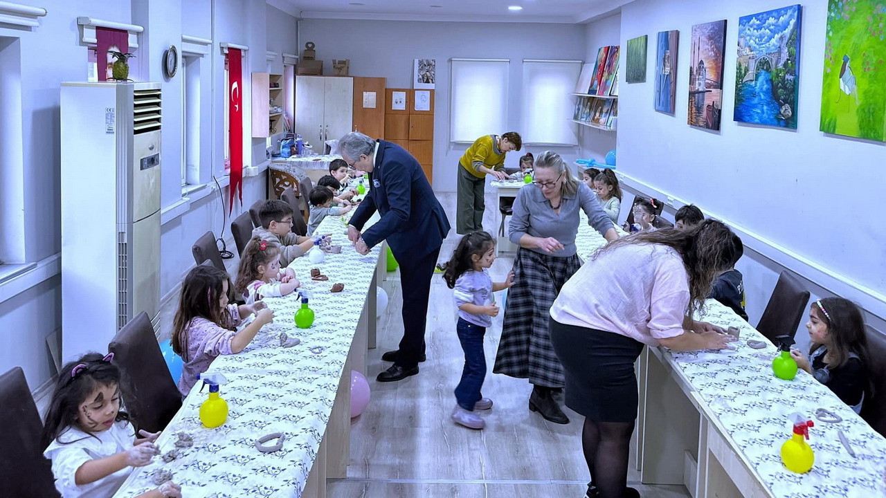 Bandırma Belediye Başkanı Mirza Çocuk Atölyeleri'nde miniklerle buluştu