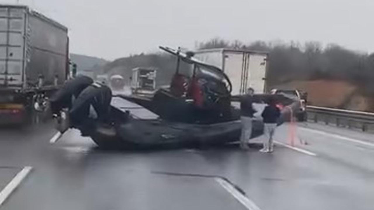 Yer: İstanbul... Otoyolun ortasında duran tekne görenleri şaşkına çevirdi