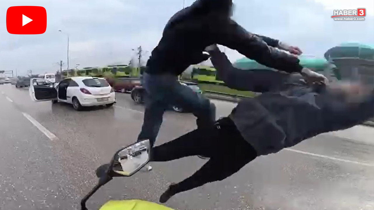 Trafiğin ortasında uçan tekmeli-yumruklu kavga kask kamerasında