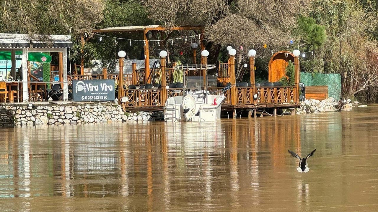Türkiye'nin ''Sakin Şehri'' tanınmaz halde: Masmavi deniz kahverengiye döndü