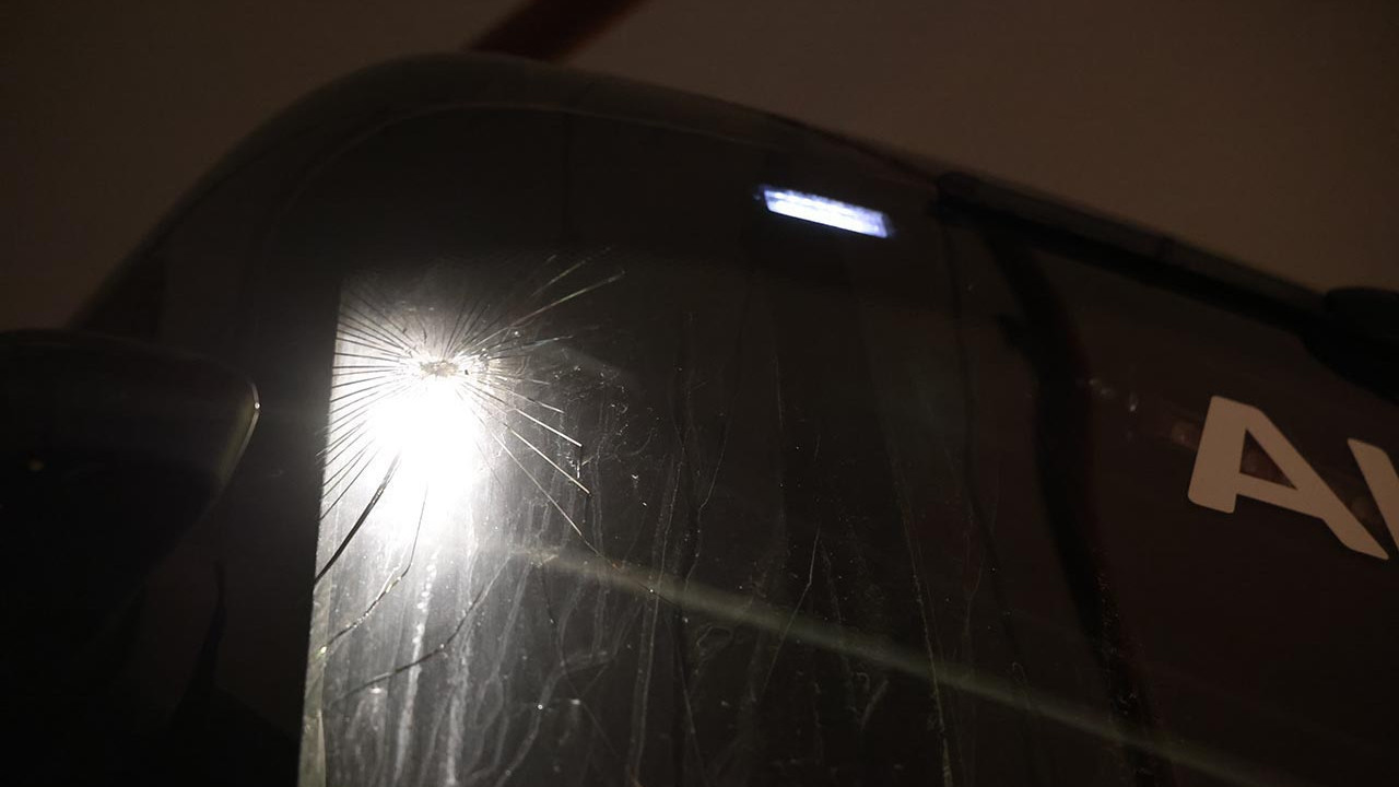 Trabzonspor'un takım otobüsü taşlı saldırıya uğradı!