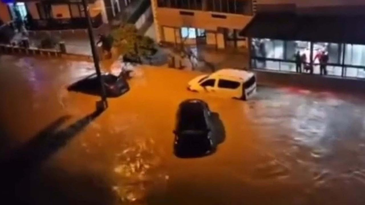 İki ilde sağanak yağış felaketi: Yüzlerce ev ve iş yerini su bastı!