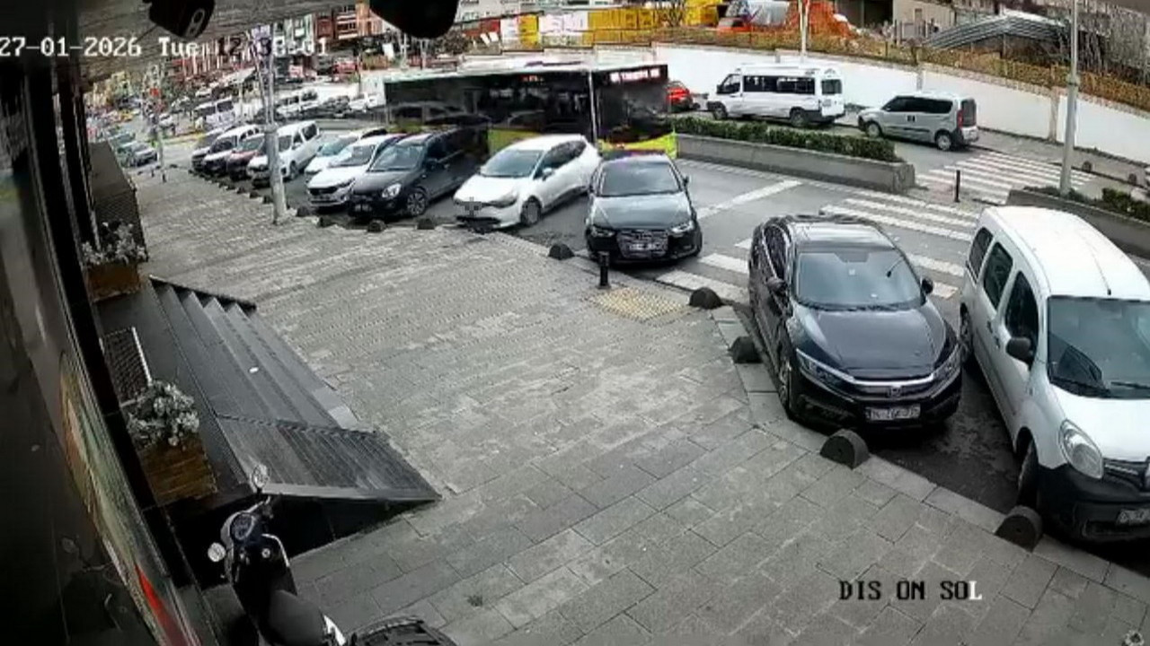 İstanbul'da bir İETT kazası daha: Araçları ezip geçti