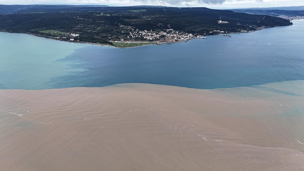 Çanakkale Boğazı'nda denizin rengi değişti: Bir taraf mavi, bir taraf kahverengi