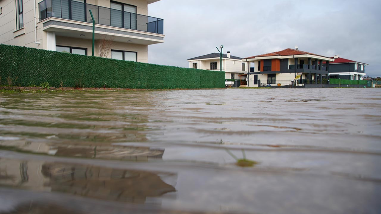 Sağanak yolları göle çevirdi: Milyonluk villalar sular altında kaldı