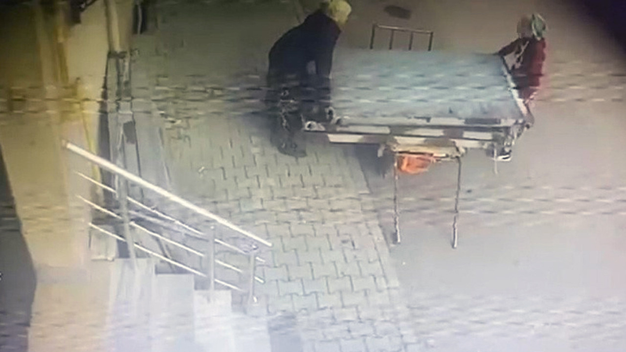 Kadın hırsızların güpegündüz yaptıkları hırsızlık kamerada