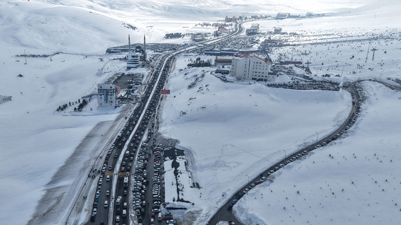 Sömestir tatiline zirvede veda: Kilometrelerce araç kuyruğu oluştu